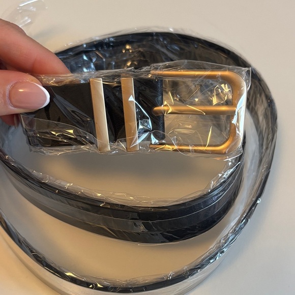 NWT Elegant Black PU Leather Belt with Gold Buckle - Picture 6 of 7